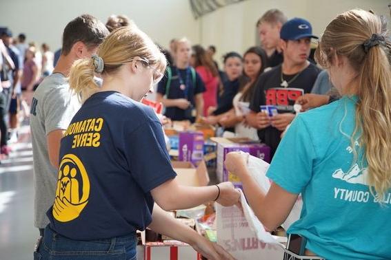 作为社区服务项目的一部分, 这学期即将入学的新生花时间收拾行李,200 bags for Food for Thought, 这是一个为米纳尔县的中小学生收集食物的当地非营利组织. Approximately 400 st