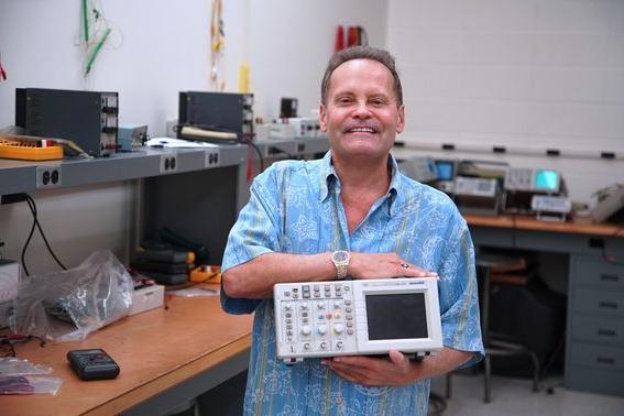 Michael “Puff” Prendergast, Class of 1983, 今年秋天，我回到了十大网赌靠谱信誉平台波托马克州立学院，为工程系捐赠了一台泰克示波器.  示波器是一种实验室仪器，通常用于显示和分析信号的波形 