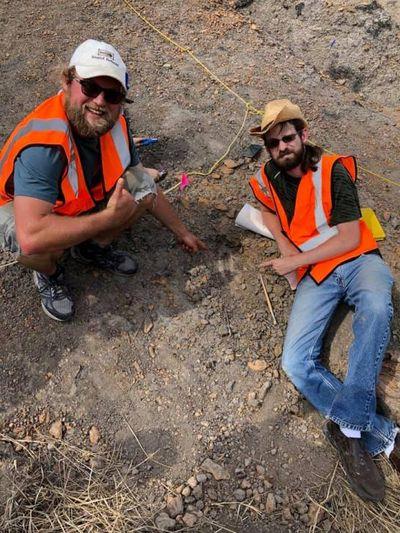 地质学/生物学讲师内森·范·弗朗肯参观劳雷尔的恐龙公园时，大吃一惊, MD. 公园的工作人员需要他的帮助来挖掘一块1.2亿年前的恐龙骨头，长度超过一英尺. The find was a huge win for Dinosau